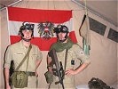 Zwei Soldaten in voller Ausrüstung für die Nachtausbildung.