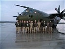 Ein Gruppenfoto vor dem Abflug. Im Hintergrund ist die C-130 'Hercules' des Heeres zu sehen.