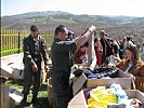 Soldaten des Bundesheers verteilen immer wieder gespendete Hilfsgüter.