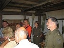 Die Heeresangehörigen besuchen ein römisches Wohnhaus im Freilichtmuseum...
