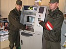 Die beiden Soldaten vereitelten eine mögliche Bankomatsprengung.