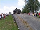 Ein 55 Tonnen schwerer Panzer überqueren die Pionierbrücke 2000.