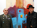 Oberst Claus Amon (l.) mit einem der Werke des burgenländischen Künstlers Wilfried Ploderer (r.).
