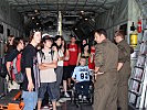 Die Besucher im Laderaum einer C-130 "Hercules".