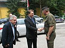 Generalmajor Kurt Raffetseder (r.) begrüßt Srgjan Kerim.