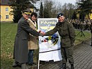 Generalmajor Bair, Abgeordnete Kiesl und Oberstleutnantarzt Dr. Andreas Kaltenbacher präsentierten das neue Logo der Feldambulanz.