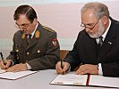 Brigadier Reinhard Mang und Präsident August Hochwartner besiegeln die Kooperation.