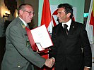 LH Jörg Haider gratuliert Oberstleutnant Willibald Albel zum Großen Ehrenzeichen des Landes Kärnten.