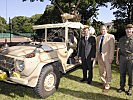 V.r.: Jagdkommando-Chef Hofer, Ex-Kommando-Soldat und AK-Präsident Tumpel und Minister Darabos mit einer "Sandviper", wie sie im Tschad zum Einsatz kam.