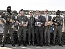 Präsentierten den Bildband: Generalleutnant Höfler, Oberstleutnant Hofer, Minister Darabos und Markus Gollner mit Kommando-Soldaten (v.l.).