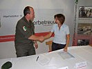 Oberstleutnant Manfred Hofer und Barbara Gartner-Hofbauer bei der Vertragsunterzeichnung.