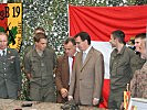 Minister Darabos und LH Niessl mit Soldaten des Jägerbataillons 19.