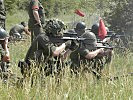 Volle Action: Soldaten des Aufklärungszuges üben im scharfen Schuss...