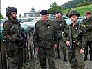 Höfler überzeugte sich vor Ort vom Ausbildungsstand der Milizsoldaten.