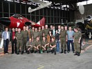 Die Soldaten und ihre Partner von der Landesversicherung vor einem Saab Draken.