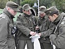 Schutz: Soldaten des Jägerbataillons Tirol beraten über ihren Einsatz zur Sicherung wichtiger Infrastruktur.
