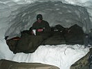 Diese Fähnriche übernachten in einer selbstgebauten Schneehöhle.