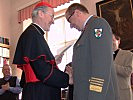 Erzbischof Alois Kothgasser (l.) überreicht die Ehrenurkunde an Peter-Paul Kahr.