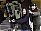Elke, die Tochter von InfoTV-Chef Georg Rauh, lässt sich von Korporal Johanna Kaltschik auf der Panzerabwehrlenkwaffe 2000 einweisen.