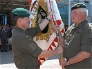 Symbol: Brigadekommandant Günter Polajnar übergibt das Feldzeichen an Khom.