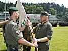 Brigadier Starlinger, l., übergibt das Feldzeichen an Oberstleutnant Peter Hofer.