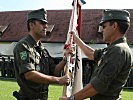 Brigadier Konzett, r., überreicht Oberstleutnant Pfeifer die Fahne des Bataillons.