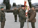 Generalleutnant Höfler übergibt die Fahne an Oberst Gruber. Links: der scheidende Kommandant Oberst Fischer.