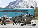 Ein "Alouette" III-Hubschrauber steht zum Abtransport eines Verletzten bereit.