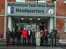 Gruppenfoto vor dem Hauptquartier der Multinationalen Task Force Süd in Prizren.