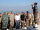 Soldaten und zivile Besucher bei der Gedenkfeier in Khiam.