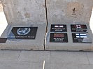 Tafeln erinnern an die Opfer des Luftangriffes: Major Lang, Major Paeta Hess von Kruedener aus Kanada, Leutnant Jarno Maekinen aus Finnland und Major Zhaoyu Du aus China.