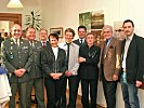 Oberst Amon und Major Helmut Gekle mit ihren Besuchern, darunter Burgschauspieler Frank Hoffmann (2.v.r.).