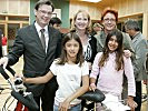 Die Kinder freuten sich über ihre neuen Räder. Hinten: Norbert Darabos, Doris Bures und Heidrun Silhavy (v.l.).