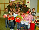 Die Kinder des Kindergartens St. Johann im Walde und die Osttiroler Paketboten