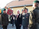 Militärkommandant Gerd Ebner und Bürgermeister Thomas Goritschnig bei der Totenehrung.