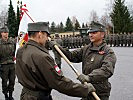 Brigadier Grünwald, l., übergibt das Feldzeichen der Pioniere an Oberst Spalj.