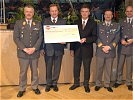 Generalmajor Winkelmayer und der steirische AK-Präsident Rotschädl überreichen den Scheck über 3.500 Euro.