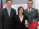 Minister Darabos gratuliert Stabswachtmeister Kaltmann zu seiner Heldentat. Tochter Chiara ist sichtlich stolz.