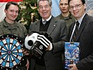 Heinz Fischer und Norbert Darabos brachten den Soldaten Weihnachtsgeschenke mit.