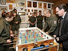 Verteidigungsminister Darabos bei einer Tischfußball-Partie mit Soldaten der Friedenstruppe.