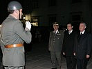 Major Kirchebner meldet Bundespräsident Fischer die angetretene Garde.