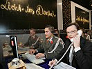 Verteidigungsminister Darabos mit Gardesoldaten am Spendentelefon