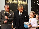 Streitkräftekommandant Generalleutnant Günter Höfler, Peter Rapp und Mädchen mit Blauhelm voller Spenden 