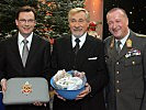Verteidigungsminister Darabos mit Papst-Kopfstütze, Moderator Rapp mit Spendenblauhelm und Generalleutnant Höfler
