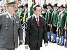 General Entacher und Minister Darabos zu Beginn des Festaktes: "Schneller zur Sache - mehr für die Truppe".