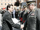 Minister Darabos gratuliert Generalleutnant Segur-Cabanac zur Bestellung als Sektionsleiter.