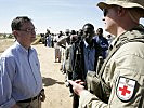 Verteidigungsminister Darabos informierte sich persönlich bei den österreichischen Soldaten im Tschad.