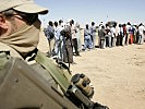 Österreich setzt sich im Sicherheitsrat für den Schutz von Zivilisten ein. Im Bild: Ein Soldat des Bundesheeres schützt Hilfesuchende im Tschad.