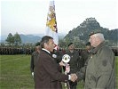 LH Haider übergab Brigadier Polajnar das neue Ehrensignalhorn.
