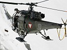 Mit "Alouette" III Hubschraubern des Bundesheeres werden die Sprengladungen abgeworfen.
